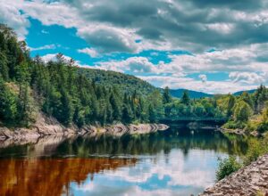Paysage cyclable dans la région des Laurentides, Québec.