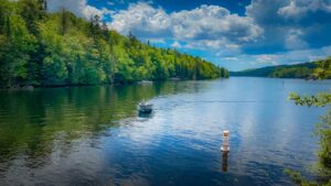 Paysage cyclable dans la région des Laurentides, Québec.