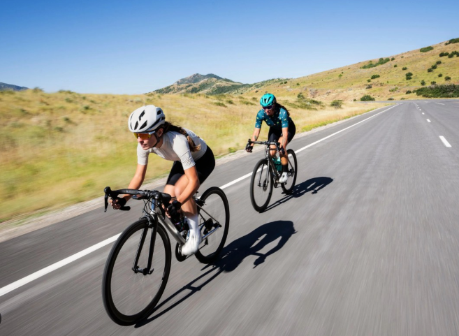 blog pneus 25 vs 28 mm. cyclistes en descente